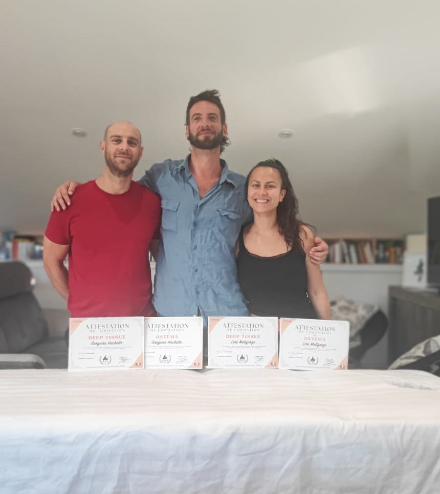 photo de deux élèves recevant un diplôme à la fin d'une formation